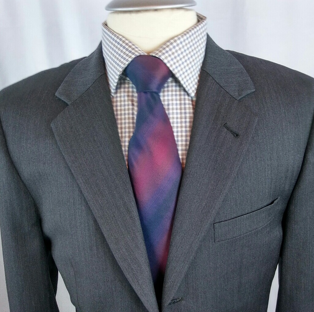 Jos A Bank Signature Col. Suit 38R Gray 2btn SVent